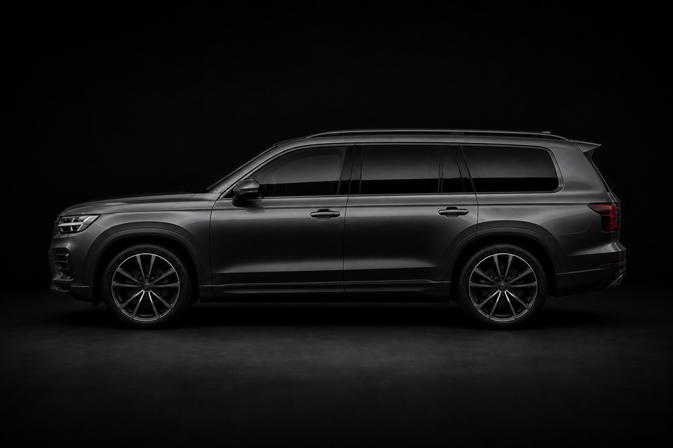 Тёмный полноразмерный премиальный SUV в профиль